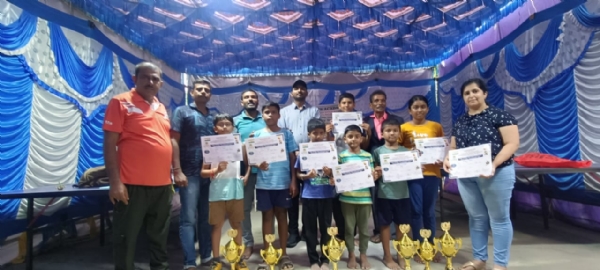 ಕೋಲಾರ ತಾಲ್ಲೂಕಿನ ಹೊನ್ನೇನಹಳ್ಳಿಯಲ್ಲಿ ನಡೆದ ಟೇಬಲ್ ಟೆನ್ನಿಸ್ ಕ್ರೀಡೆಯಲ್ಲಿ ವಿಜೇತ ಕ್ರೀಡಾಪಟುಗಳನ್ನು ಅಭಿನಂದಿಸಲಾಯಿತು.