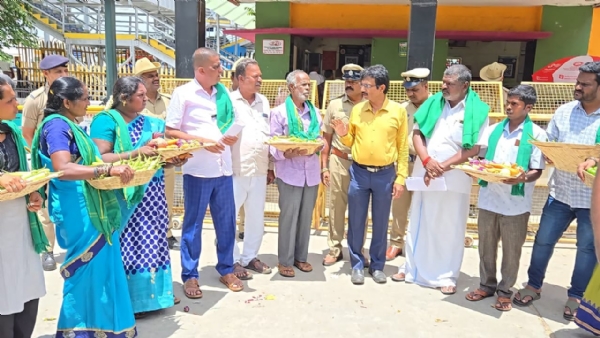 ಅವೈಜ್ಞಾನಿಕ ರೈಲ್ವೆ ಅಂಡರ್ ಪಾಸ್‌ಗಳನ್ನು ದುರಸ್ತಿಪಡಿಸುವಂತೆ ಒತ್ತಾಯಿಸಿ ರೈತ ಸಂಘದ ಪದಾಧಿಕಾರಿಗಳು ಕೋಲಾರ ಜಿಲ್ಲೆಯ ರೈಲ್ವೆ ಮಂಡಳಿಯ ಕಛೇರಿಯ ಮುಂದೆ ಪ್ರತಿಭಟನೆ ನಡೆಸಿದರು.