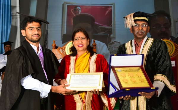 ರಾಯಚೂರು ವಿವಿ ಘಟಿಕೋತ್ಸವದಲ್ಲಿ ಸಾಧಕ ವಿದ್ಯಾರ್ಥಿಗೆ ಚಿನ್ನದ ಪದಕ