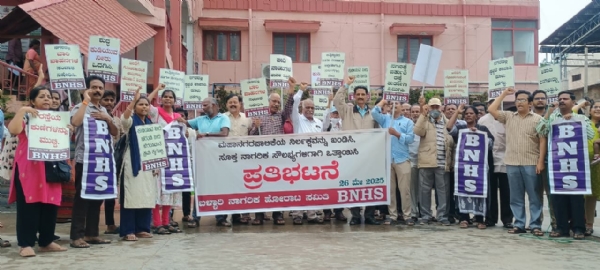 ಬಳ್ಳಾರಿ : ಮೂಲಭೂತ ಸೌಲಭ್ಯಗಳಿಗಾಗಿ ಪಾಲಿಕೆ ಮುಂದೆ ಪ್ರತಿಭಟನೆ