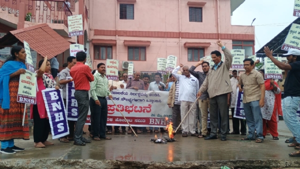 ಬಳ್ಳಾರಿ : ಮೂಲಭೂತ ಸೌಲಭ್ಯಗಳಿಗಾಗಿ ಪಾಲಿಕೆ ಮುಂದೆ ಪ್ರತಿಭಟನೆ