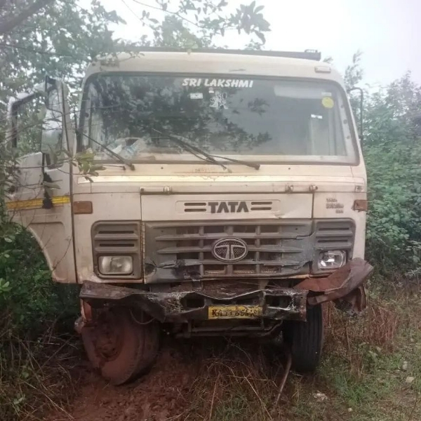 ಜೈಸಿಂಗಪುರ : ಟಿಪ್ಪರ್‌ಗೆ ಕಾರು ಡಿಕ್ಕಿ ; ಇಬ್ಬರು ಮಕ್ಕಳು ಸೇರಿ 4 ಸಾವು