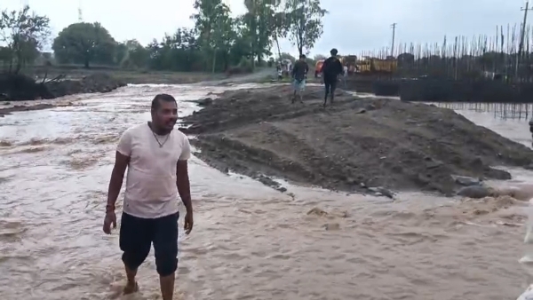 ಆಳಂದ:ಭಾರಿ ಮಳೆಗೆ ತುಂಬಿ ಹರಿಯುವ ಹಳ್ಳಗಳು