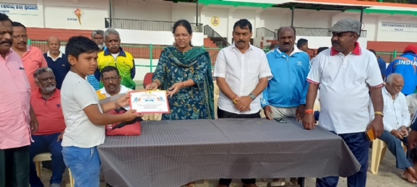ಕೋಲಾರದ ಸರ್.ಎಂ.ವಿಶ್ವೇಶ್ವರಯ್ಯ ಕ್ರೀಡಾಂಗಣದಲ್ಲಿ ಯುಸಬಲೀಕರಣ ಮತ್ತು ಕ್ರೀಡಾ ಇಲಾಖೆಯ ಆಶ್ರಯದಲ್ಲಿ ಎರಡು ತಿಂಗಳು ನಡೆ ಬೇಸಿಗೆ ಕ್ರೀಡಾ ಶಿಬಿರದ ಮುಕ್ತಾಯ ಸಮಾರಂಭದಲ್ಲಿ ಯುವ ಸಬಲೀಕರಣ ಹಾಗೂ ಕ್ರೀಡಾ ಇಲಾಖೆಯ ಸಹಾಯಕ ನಿರ್ದೇಶಕಿ ಗೀತಾ ಪ್ರಮಾಣ ಪತ್ರಗಳನ್ನು ವಿತರಿಸಿದರು.