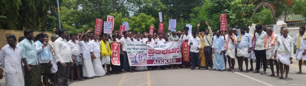 ಬಳ್ಳಾರಿ : ನರೇಗಾ ಕೂಲಿಗಾಗಿ ಪ್ರತಿಭಟನೆ