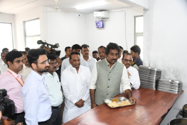 ಸಚಿವ‌ ರಹೀಂ ಖಾನ್ ಅವರಿಂದ ಇಂದಿರಾ ಕ್ಯಾಂಟೀನ್ ವೀಕ್ಷಣೆ
