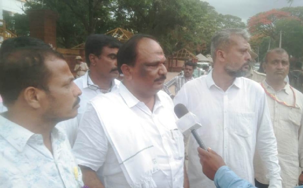 ಕೋಲಾರ ಚಿಕ್ಕಬಳ್ಳಾಪುರ ಡಿಸಿಸಿ ಬ್ಯಾಂಕ್ ಮಾಜಿ ಅಧ್ಯಕ್ಷ ಬ್ಯಾಲಹಳ್ಳಿ ಗೋವಿಂದಗೌಡ ೩ನೇ ಬಾರಿಗೆ ಬ್ಯಾಂಕಿನ ಆಡಳಿತ ಮಂಡಳಿಗೆ ನಿರ್ದೇಶಕರಾಗಿ ಆಯ್ಕೆಯಾಗಿದ್ದಾರೆ.
