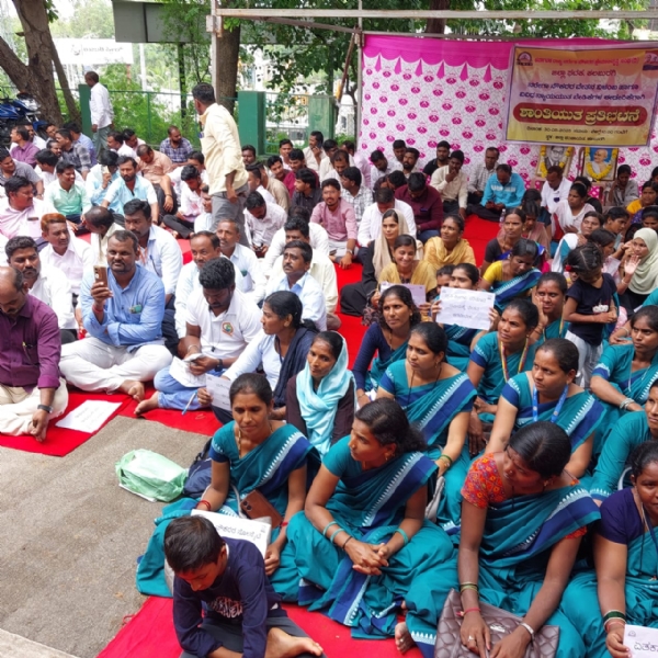 ಬಾಕಿ ವೇತನ ನೀಡುವಂತೆ ನರೇಗಾ ಕಾರ್ಮಿಕರ ಪ್ರತಿಭಟನೆ
