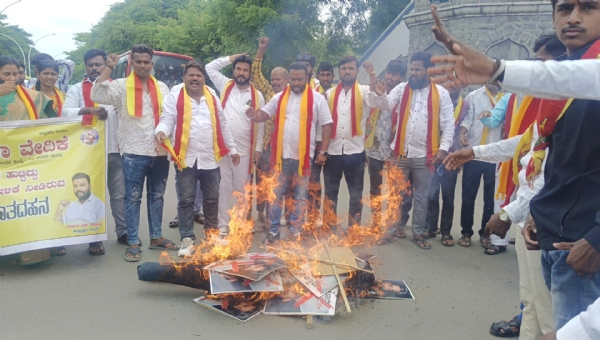 ತಮಿಳು ನಟ ಕಮಲ್ ಹಾಸನ್ ಪ್ರತಿಕೃತಿ ದಹಿಸಿ ಆಕ್ರೋಶ