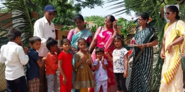 ಬಳ್ಳಾರಿ : ವಿದ್ಯಾರ್ಥಿಗಳನ್ನು ಸ್ವಾಗತಿಸಿದ ಶಿಕ್ಷಕರು