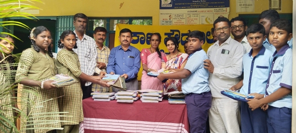 ಕೋಲಾರ ತಾಲ್ಲೂಕಿನ ಅರಾಭಿಕೊತ್ತನೂರು ಗ್ರಾಮದ ಸರ್ಕಾರಿ ಪ್ರೌಢಶಾಲೆಯಲ್ಲಿ ಶಾಲಾ ಆರಂಭೋತ್ಸವದಲ್ಲಿ ಮಕ್ಕಳಿಗೆ ಶಾಲಾ ಶಿಕ್ಷಣ ಇಲಾಖೆಯ ಉಪ ನಿರ್ದೇಶಕ ಕೃಷ್ಣಮೂರ್ತಿ ಸಮವಸ್ತç, ಪಠ್ಯ ಪುಸ್ತಕ ವಿತರಿಸಿದರು.