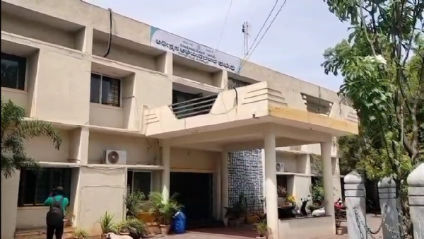 ಬಳ್ಳಾರಿಯಲ್ಲಿ ಲೋಕಾಯುಕ್ತ ದಾಳಿ ; ಕಚೇರಿ ಮನೆಯಲ್ಲಿ ಪರಿಶೀಲನೆ
