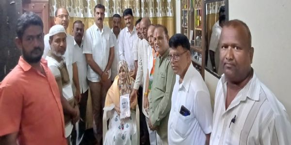 ವಿದ್ಯಾರ್ಥಿನಿಯನ್ನು ಸನ್ಮಾನ ಮಾಡಿದ ಬಿಜೆಪಿ ಮುಖಂಡರು