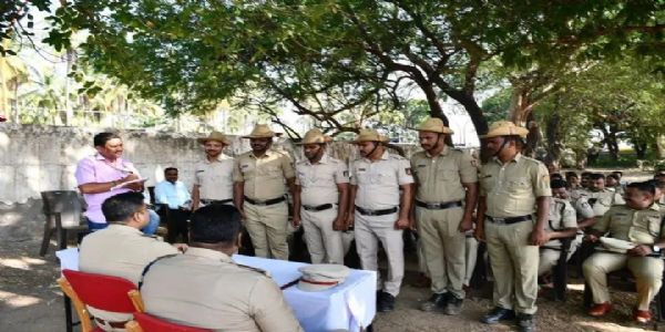 ಸಿಬ್ಬಂದಿ ಕುಂದು‌ಕೊರತೆ ಆಲಿಸಿದ ಪೊಲೀಸ್ ವರಿಷ್ಠಾಧಿಕಾರಿ