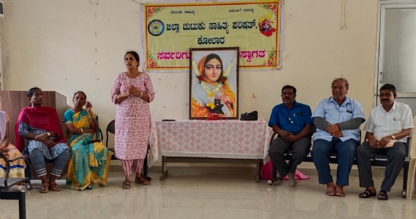 ಕೋಲಾರದಲ್ಲಿ ಜಿಲ್ಲಾ ಚುಟುಕು ಸಾಹಿತ್ಯ ಪರಿಷತ್ ವತಿಯಿಂದ ನಗರದ ಸರ್ಕಾರಿ ಮಹಿಳಾ ಕೈಗಾರಿಕಾ ತರಬೇತಿ ಸಂಸ್ಥೆಯಲ್ಲಿ ಅಹಲ್ಯಾಬಾಯಿ ಹೋಳ್ಕರ್ ರವರ ೩೦೧ನೇ ಜನ್ಮದಿನವನ್ನು ಆಚರಿಸಿ ಅವರ ಭಾವಚಿತ್ರಕ್ಕೆ ಪುಷ್ಪನಮನ ಸಲ್ಲಿಸಲಾಯಿತು.