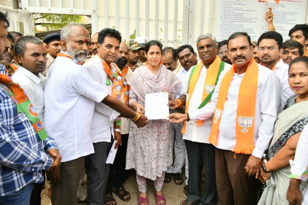 ಬಳ್ಳಾರಿ : ಸೆಂಟ್ರಲ್ ಜೈಲ್ ಸುತ್ತಲೂ ಮೊಬೈಲ್ ನೆಟ್‍ವರ್ಕ್ ಸಮಸ್ಯೆ : ಪ್ರತಿಭಟಿಸಿದ ನಿವಾಸಿಗಳು