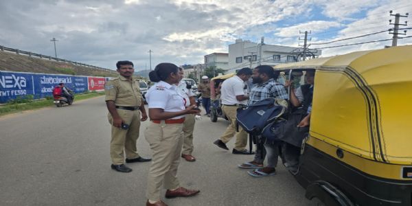 ಆಟೊ ರಿಕ್ಷಾಗಳಿಂದ ಸಂಚಾರಿ ನಿಯಮಗಳ ಉಲ್ಲಂಘನೆ