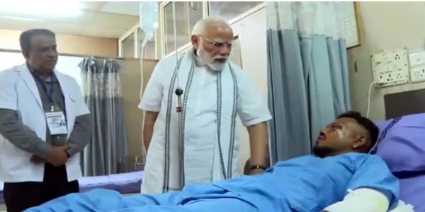 ವಿಮಾನ ಅಪಘಾತ : ಬದುಕುಳಿದ ಏಕೈಕ ವ್ಯಕ್ತಿಯನ್ನು ಭೇಟಿಯಾದ ಮೋದಿ