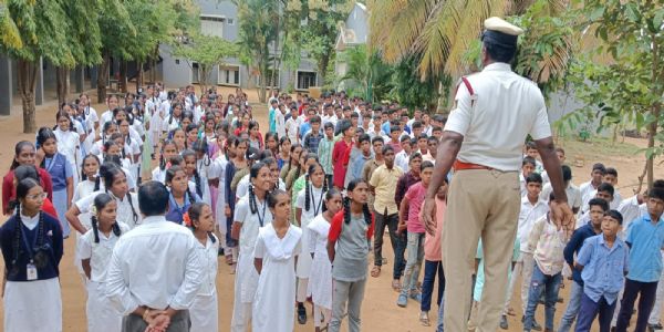 ಶಾಲಾ ಮಕ್ಕಳಿಗೆ ರಸ್ತೆ ನಿಯಮಗಳ ಅರಿವು ಕಾರ್ಯಕ್ರಮ