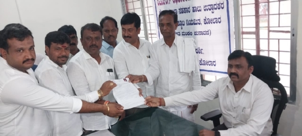 ಕೋಲಾರ ಹಾಲು ಉತ್ಪಾದಕರ ಒಕ್ಕೂಟದ ನಿರ್ದೇಶಕರ ಚುನಾವಣೆಗೆ ಕೋಲಾರ ಈಶಾನ್ಯ ಕ್ಷೇತ್ರದಿಂದ ಗೋಪಾಲಗೌಡ ನಾಮಪತ್ರ ಸಲ್ಲಿಸಿದರು.