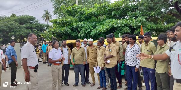 ಸಂಚಾರಿ ಪೊಲೀಸರಿಂದ ಆಟೋ ರಿಕ್ಷಾಗಳ ತಪಾಸಣೆ
