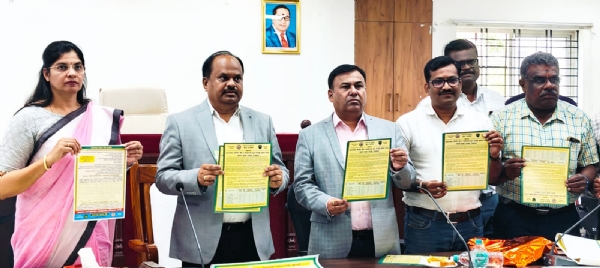 ಕೃಷಿ ಹಂಗಾಮಿನ ಕಾರ್ಯ ಚಟುವಟಿಕೆಗಳ ಬಗ್ಗೆ ಕೋಲಾರ ಜಿಲ್ಲಾಧಿಕಾರಿ ಡಾ.ಎಂ.ಆರ್.ರವಿ ಕೃಷಿ ಇಲಾಖೆಯ ಜಂಟಿ ನಿರ್ದೇಶಕಿ ಡಾ.ಸುಮ ಹಾಗೂ ಇತರರು ಕರಪತ್ರಗಳನ್ನು ಬಿಡುಗಡೆ ಮಾಡಿದರು