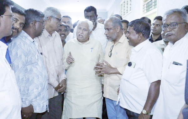 ಕೊಪ್ಪಳ ಸುತ್ತಮುತ್ತ ಹೊಸ ಕಾರ್ಖಾನೆ ತಡೆಗಟ್ಟುವಂತೆ ಸಚಿವರಿಗೆ ಮನವಿ
