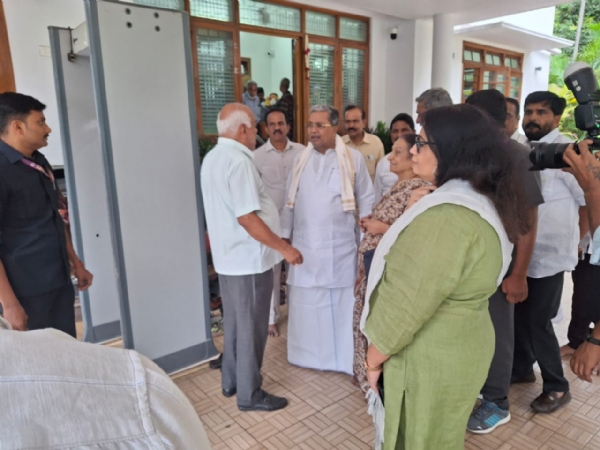 ಕೋಲಾರ ಜಿಲ್ಲೆ ಶ್ರೀನಿವಾಸಪುರ ತಾಲ್ಲೂಕಿನ ಮಾವಿನ ತೋಟಗಳಿಗೆ ಮಾಜಿ ಮುಖ್ಯಮಂತ್ರಿ ಸದಾನಂದಗೌಡರು ಭೇಟಿ ನೀಡಿ ಪರಿಶೀಲಿಸಿದರು.