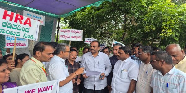 ಕೊಪ್ಪಳ : ಕ್ರೈಸ್ ಶಾಲೆಗಳ ಸಿಬ್ಬಂದಿಯಿಂದ ಸತ್ಯಾಗ್ರಹ