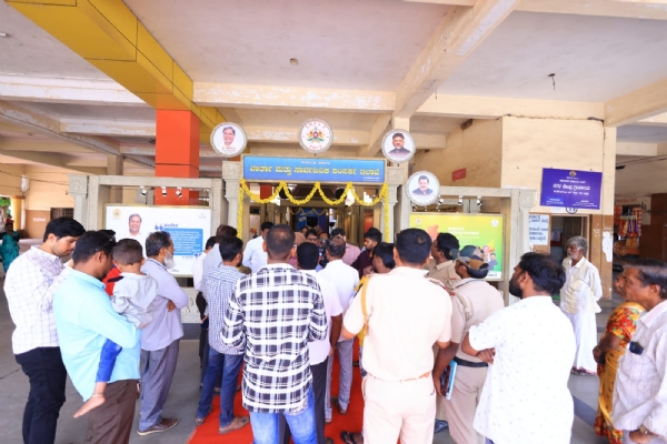 ಬಳ್ಳಾರಿ: ಕೇಂದ್ರ ಬಸ್ ನಿಲ್ದಾಣದಲ್ಲಿ ಕರ್ನಾಟಕ ರಾಜ್ಯ ಸರ್ಕಾರದ ಸಾಧನೆ ಪೋಟೋ ಪ್ರದರ್ಶನ