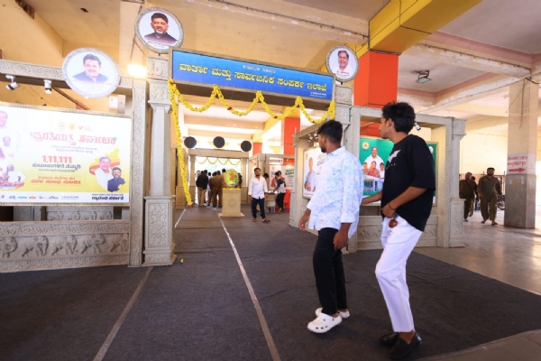 ಬಳ್ಳಾರಿ: ಕೇಂದ್ರ ಬಸ್ ನಿಲ್ದಾಣದಲ್ಲಿ ಕರ್ನಾಟಕ ರಾಜ್ಯ ಸರ್ಕಾರದ ಸಾಧನೆ ಪೋಟೋ ಪ್ರದರ್ಶನ