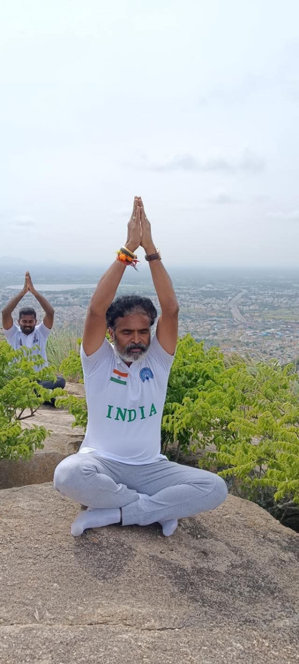 ಕೋಲಾರ ಮಾಜಿ ಸಂಸದ ಎಸ್.ಮುನಿಸ್ವಾಮಿ ಶತಶೃಂಗ ಪರ್ವತ ಶ್ರೇಣಿಯಲ್ಲಿ ಯೋಗ ಮಾಡಿ ಹಂಚಿಕೊ0ಡಿರುವ ಚಿತ್ರ