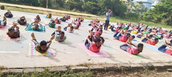 ಕೋಲಾರ ತಾಲ್ಲೂಕಿನ ಅರಾಭಿಕೊತ್ತನೂರು ಸರ್ಕಾರಿ ಪ್ರೌಢಶಾಲಾ ಆವರಣದಲ್ಲಿ ವಿಶ್ವ ಯೋಗದಿನದ ಅಂಗವಾಗಿ ವಿದ್ಯಾರ್ಥಿಗಳು ಯೋಗ ಪ್ರದರ್ಶನದಲ್ಲಿ ಪಾಲ್ಗೊಂಡಿದ್ದರು.