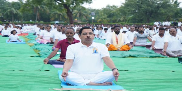 ವಿಶ್ವ ಪಾರಂಪರಿಕ ತಾಣದಲ್ಲಿ ಸಚಿವ ಜೋಶಿ ಯೋಗ