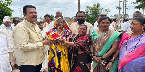 ಅಡವಿಸೋಮಾಪೂರ ಅಭಿವೃದ್ಧಿ ಕಾಮಗಾರಿಗಳಿಗೆ ಶಾಸಕರ ಚಾಲನೆ