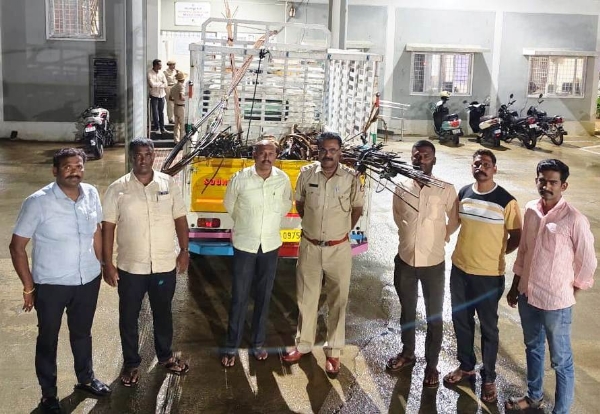 ಬಂಗಾರಪೇಟೆ ಪೊಲೀಸರು ಕಳುವಾಗಿದ್ದ ಟೆಂಪೋ ವಶಪಡಿಸಿಕೊಂಡು ಆರೋಪಿಗಳನ್ನು ಬಂಧಿಸಿದ್ದಾರೆ.