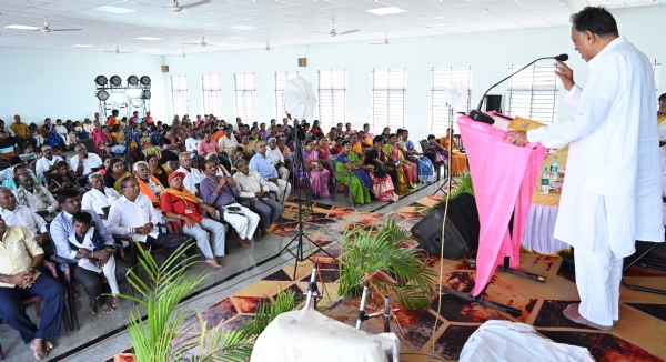 ಕ್ಕಬಳ್ಳಾಪುರ ಜಿಲ್ಲೆ ಚಿಂತಾಮಣಿ ತಾಲ್ಲೂಕಿನ ಕೈವಾರದಲ್ಲಿ ನಡೆದ ಶ್ರೀಯೋಗಿನಾರೇಯಣ ಸಂಗೀತ ಕಲೆ ಮತ್ತು ಶಿಕ್ಷಣ ಟ್ರಸ್ಟ್ನ ನಾಲ್ಕನೇ ವಾರ್ಷಿಕೋತ್ಸವದ ಭಕ್ತಿಗಾನ ಸಮಾರಂಭವನ್ನು ಧರ್ಮಾಧಿಕಾರಿ ಡಾ.ಎಂ.ಆರ್.ಜಯರಾಮ್ ಉದ್ಘಾಟಿಸಿದರು.