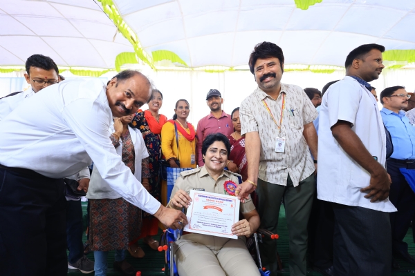 ಬಳ್ಳಾರಿ: ರಕ್ತದಾನ ಮಾಡಿದ ಡಿಸಿ, ಎಸ್ಪಿ