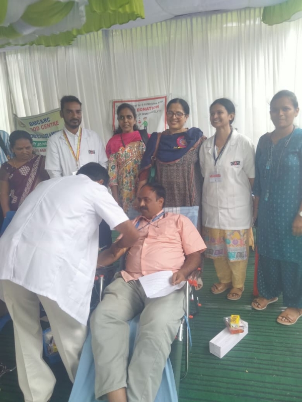 ಬಳ್ಳಾರಿ: ರಕ್ತದಾನ ಮಾಡಿದ ಡಿಸಿ, ಎಸ್ಪಿ
