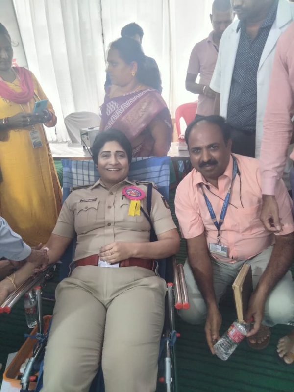 ಬಳ್ಳಾರಿ: ರಕ್ತದಾನ ಮಾಡಿದ ಡಿಸಿ, ಎಸ್ಪಿ