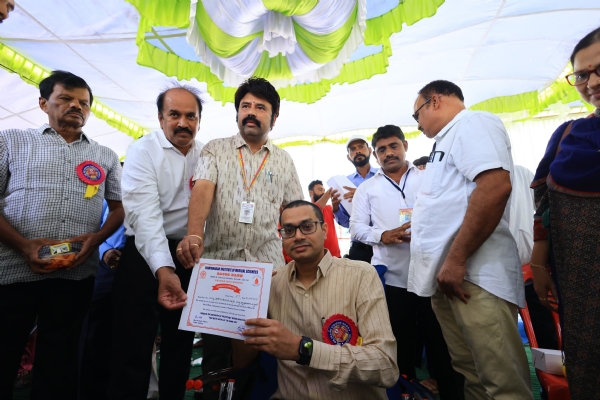 ಬಳ್ಳಾರಿ: ರಕ್ತದಾನ ಮಾಡಿದ ಡಿಸಿ, ಎಸ್ಪಿ