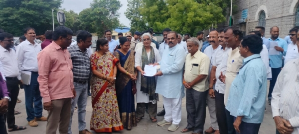 ಬಳ್ಳಾರಿ : ಹೊಸ ಮತ್ತು ಹಳೆಯ ರೈಲ್ವೆ ಮಾರ್ಗಗಳ ಪ್ರಾರಂಭಕ್ಕೆ ಆಗ್ರಹ