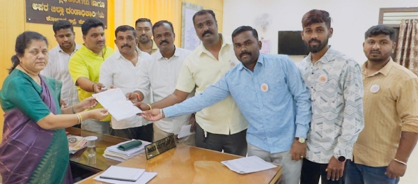 ಕೋಲಾರದಲ್ಲಿ ಅಕ್ರಮವಾಗಿ ಸಿಬಿಎಸ್‌ಇ ಮತ್ತು ಐಸಿಎಸ್‌ಇ ಪಠ್ಯಕ್ರಮ ಭೋಧನೆ ಮಾಡುತ್ತಿರುವ ಶಾಲೆಗಳ ವಿರುದ್ಧ ಕ್ರಮ ಕೈಗೊಳ್ಳುವಂತೆ ಒತ್ತಾಯಿಸಿ ಕೋಲಾರ ಹೆಚ್ಚುವರಿ ಜಿಲ್ಲಾಧಿಕಾರಿಗಳಿಗೆ ಮಾನವ ಹಕ್ಕುಗಳ ಸಂಘಟನೆಯಿAದ ಮನವಿ ಸಲ್ಲಿಸಲಾಯಿತು.