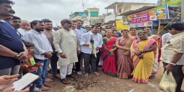ಕಾಂಕ್ರೀಟ್ ರಸ್ತೆ ಕಾಮಗಾರಿಗೆ ಚಾಲನೆ ನೀಡಿದ ಶಾಸಕರು