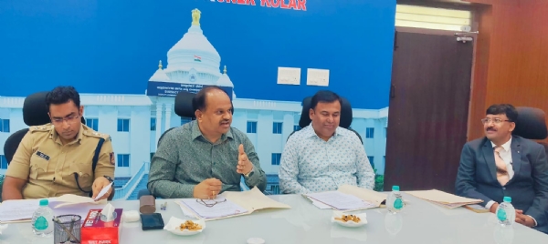 ಕೋಲಾರ ಜಿಲ್ಲಾಧಿಕಾರಿ ಡಾ. ಎಂ.ಆರ್.ರವಿ ಬಕ್ರಿದ್ ಹಬ್ಬದ ಹಿನ್ನಲೆಯಲ್ಲಿ ಅಧಿಕಾರಿಗಳ ಸಭೆ ನಡೆಸಿದರು.