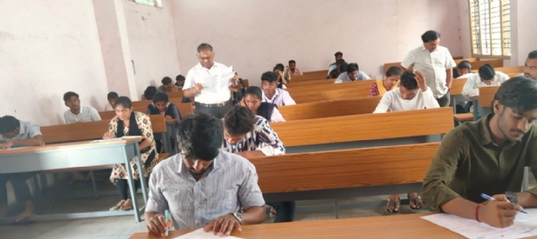 ಆ್ಯಂಕರ್:  ಹಿಟ್ನಾಳನ ಸರ್ಕಾರಿ ಪ್ರಥಮ ದರ್ಜೆ ಕಾಲೇಜಿನಲ್ಲಿ ನಡೆಯುತ್ತಿರುವ ಸ್ನಾತಕ ಪದವಿ ಪರೀಕ್ಷಾ ಕೇಂದ್ರಕ್ಕೆ ಕೊಪ್ಪಳ ವಿಶ್ವವಿದ್ಯಾಲಯದ ಕುಲಪತಿಗಳಾದ ಪ್ರೋ.ಬಿ.ಕೆ.ರವಿ ಅವರು ಗುರುವಾರ ದಿಢೀರ್ ಭೇಟಿ ನೀಡಿ ಪರಿಶೀಲಿಸಿದ್ದಾರೆ.  	ಪರೀಕ್ಷಾ ಕೊಠಡಿಗಳಲ್ಲಿ ವಿದ್ಯಾರ್ಥಿಗಳು ನಿರ್ಭಯವಾಗಿ, ಯಾವುದೇ ಗೊಂದಲಗಳಿಲ್ಲದೆ ಪರೀಕ್ಷೆ ಬರೆಯುತ್ತಿರುವುದನ್ನು ವಿವಿಧ ಕೊಠಡಿಗಳಿಗೆ ತೆರಳಿ ಖಚಿತ ಪಡಿಸಿಕೊಂಡರು. ಈ ಸಂದರ್ಭದಲ್ಲಿ ಕಾಲೇಜಿನ ಪ್ರಾಂಶುಪಾಲರು, ಉಪನ್ಯಾಸಕರು ಉಪಸ್ಥಿತರಿದ್ದರು.