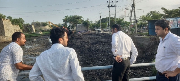 ರಾಯಚೂರು :  ಕೋಟೆ ಹತ್ತಿರದ ರಾಜಕಾಲುವೆಯ ದುರಸ್ಥಿ ಕಾರ್ಯದ ಪರಿಶೀಲನೆ