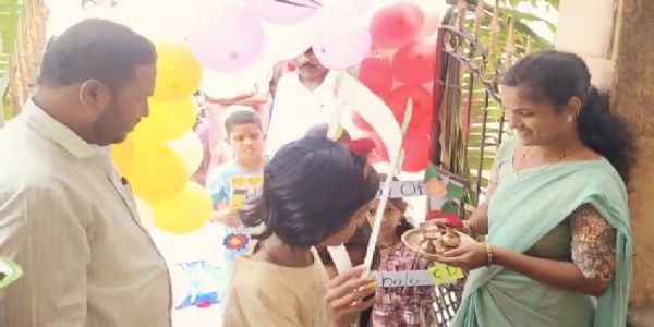 ಆರತಿ ಬೆಳಗಿ ಹಣೆಗೆ ತಿಲಕವಿಟ್ಟು ಮಕ್ಕಳಿಗೆ ಸ್ವಾಗತಿಸಿದ ವಿದ್ಯಾ ಭಾರತಿ ಶಾಲೆಯ ಶಿಕ್ಷಕರು
