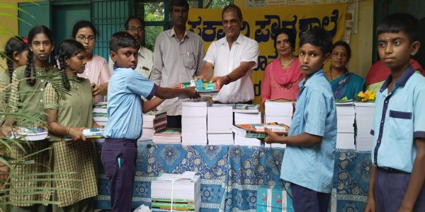 ಶಾಲಾ ವಿದ್ಯಾರ್ಥಿಗಳಿಗೆ ನೋಟ್ ಪುಸ್ತಕ ವಿತರಣೆ