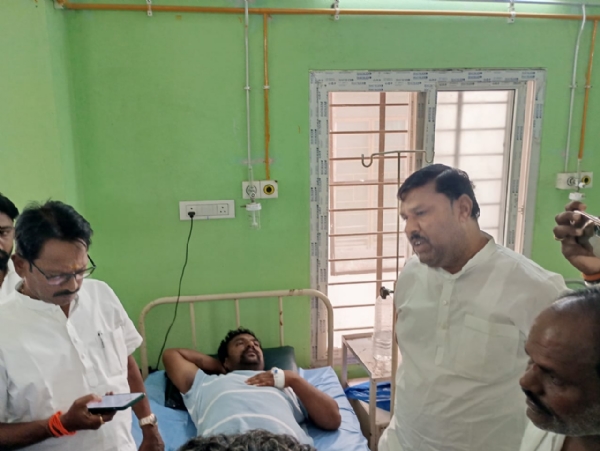 ಗೋರಕ್ಷಕರ ಮೇಲೆ ಹಲ್ಲೆ ; ಸಿಂಧನೂರು - ರಾಯಚೂರು ಆಸ್ಪತ್ರೆಗೆ ಬಿಜೆಪಿ ಮುಖಂಡರ ಭೇಟಿ